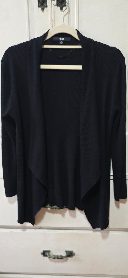 Uniqlo Black Ribbed Cardigan (Category: Coats, Jackets and Outerwear) located in Cainta. Submitted by mayiaba (Listing ID 1453874639, Image 1). Description: - Uniqlo black cardigan - Ribbed texture all over - Open front style - Long sleeves - Ideal for layering - Measurements provided in photos; please check for fit 299+Shipping (LastPricePosted) Pay via maya/ gcash/bdo Deliverviagrab/lalamove(anyday) only loc.Cainta.