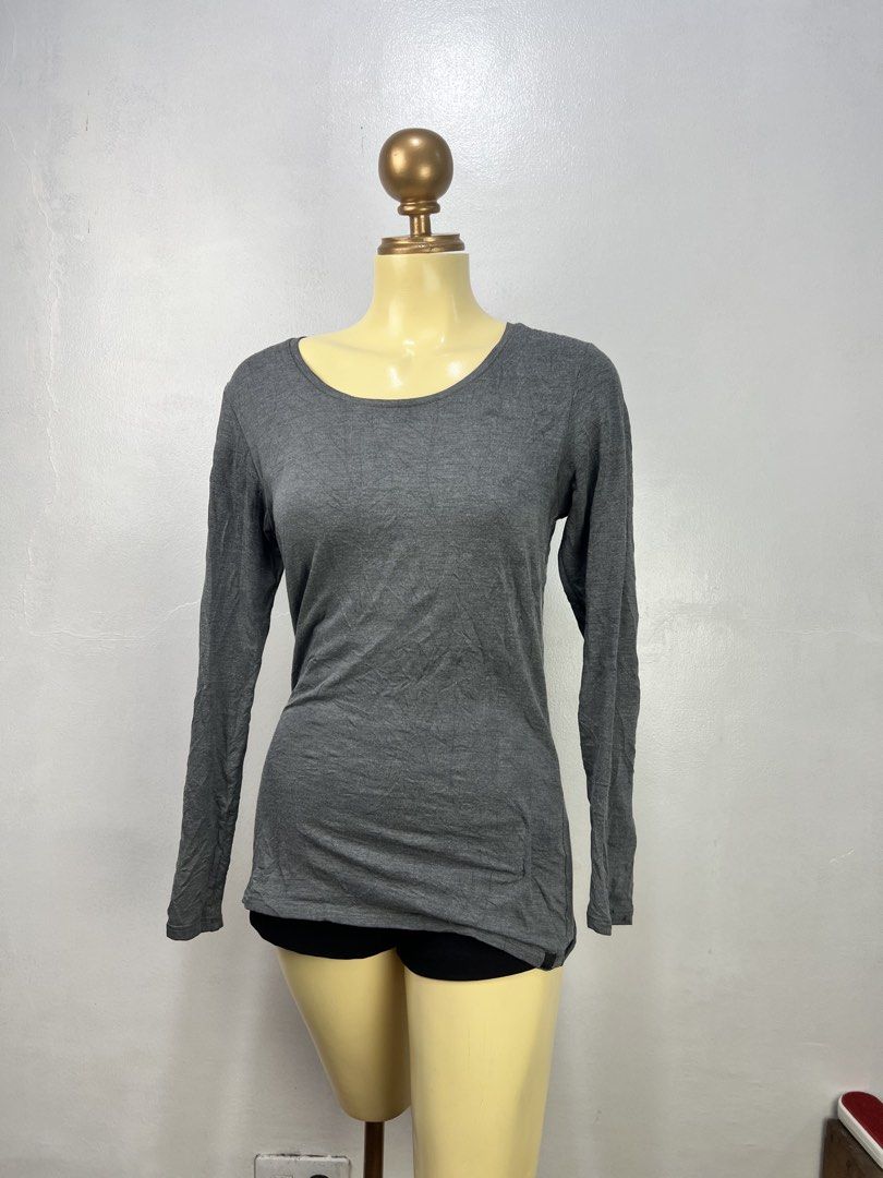 Uniqlo Heattech Extra Warm Long Sleeve Top (Category: Longsleeves) located in Baguio. Submitted by trenchcoats.ph (Listing ID 1453819846, Image 1). Description: - Uniqlo Heattech Extra Warm Long-Sleeved Top - Color: Dark Grey - Size: M (Inner label indicates L, but fits like a true Medium) - Ideal for layering during colder seasons - Made with soft and comfortable material.