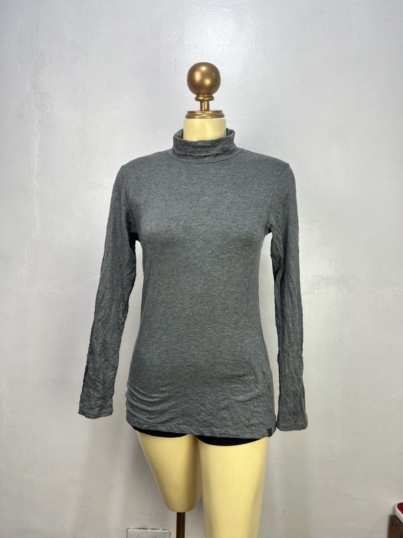 Uniqlo Heattech Extra Warm Turtleneck Top (L) (Category: Longsleeves) located in Baguio. Submitted by trenchcoats.ph (Listing ID 1453819847, Image 1). Description: - Uniqlo Heattech Extra Warm Turtleneck Top - Color: Grey - Size: L - Style: Long sleeves - Material: Acrylic, Polyester, Polyurethane - Features: Extra warm, comfortable, ideal for layering in cold weather.