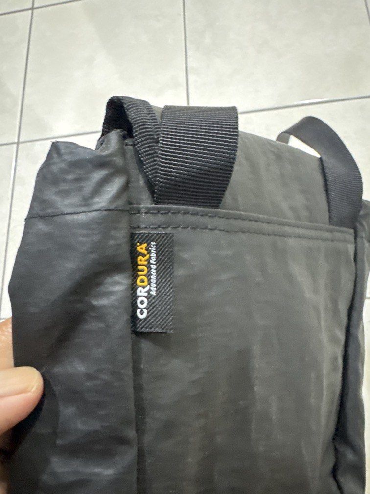 VANS (Category: Belt bags, Clutches and Pouches) located in Kuching. Submitted by duatxstore (Listing ID 1453943540, Image 3). Description: COND 9/10.