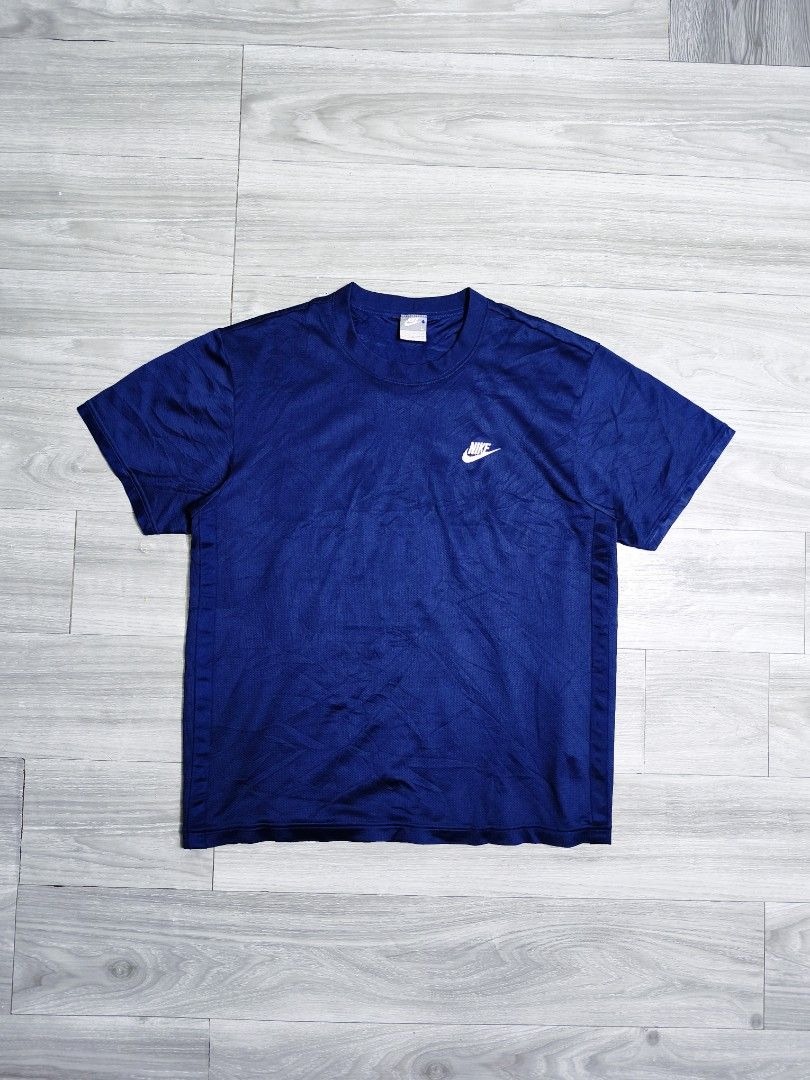 Vintage 2000s Nike activewear (Category: Tshirts & Polo Shirts ) located in Paranaque City. Submitted by pickersform (Listing ID 1453954465, Image 1). Description: Vintage 2000s Nike activewear size Large width: 22 / length: 28 embroidered logo - Ideal for casual wear or sports activities excellent condition no flaws .