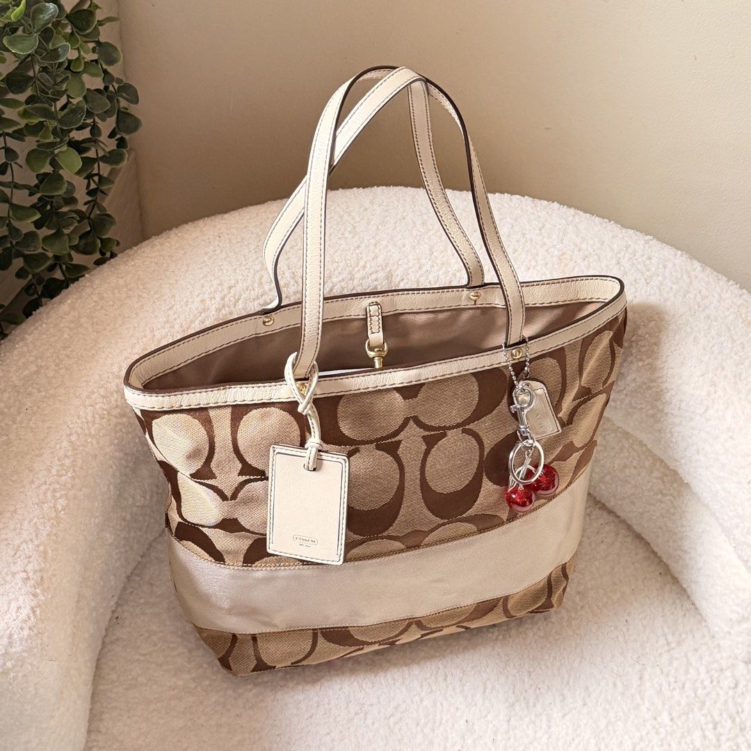 vintage coach canvas tote bag (Category: Luxury Bags & Wallets) located in Daraga. Submitted by syaiii_ (Listing ID 1453859003, Image 1). Description: good condition, no rubs no flaws authentic with ykk zip keychain included ready to use.