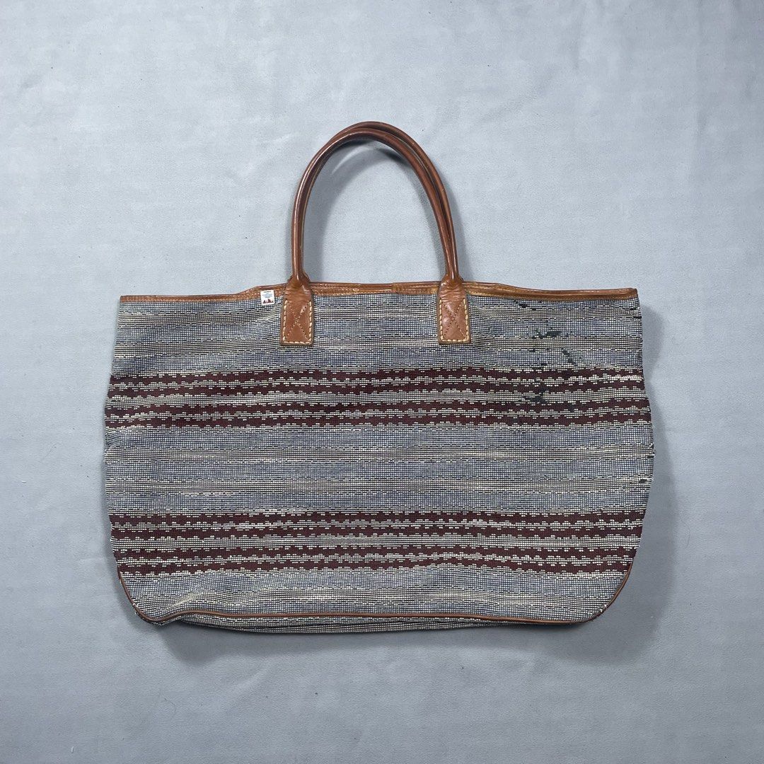 VISVIM HOMER TOTE BAG COWHIDE LEATHER STRAP (Category: Belt bags, Clutches and Pouches) located in Manila. Submitted by revise.ph_ (Listing ID 1454001456, Image 1). Description: VISVIM HOMER TOTE BAG COWHIDE LEATHER STRAP Made in CHINA Length:16 Width:25.5 Side width:7.5 Strap:9 Issue:Not sure if design or issue check the detailed photo Price:20,000 Free Shipping Via jnt.