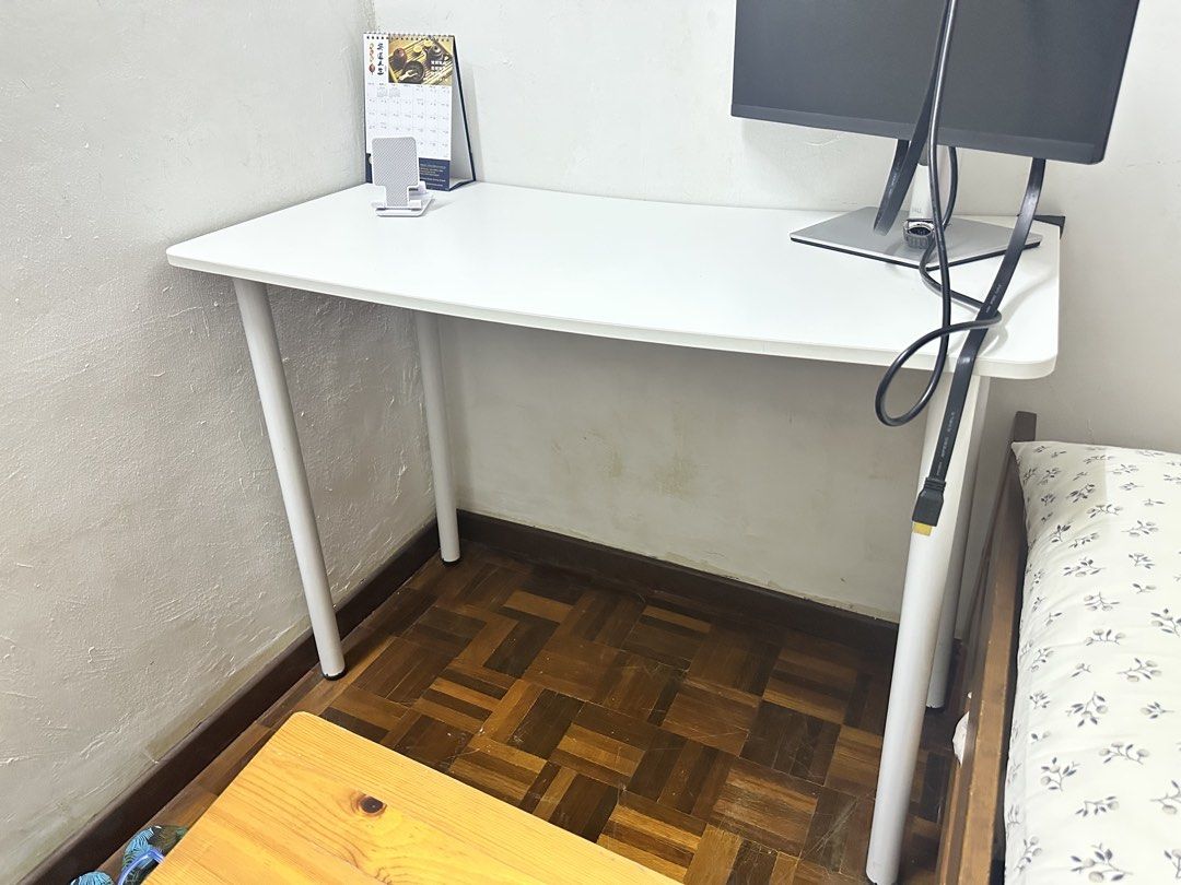White Study Table (Category: Tables & Sets) located in Ayer Baloi. Submitted by xdiyax (Listing ID 1453961464, Image 2). Description: 100cm(L)* 50cm(W)* 75cm(H) The item needs to be collected by 28 August 2026 Self pickup only at Taman Bukit Dahlia Pasir Gudang.