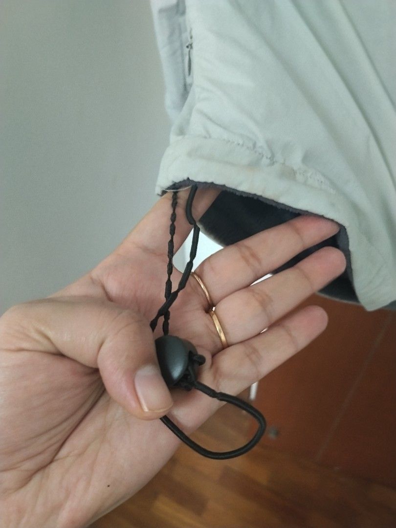 Winter jacket (Category: Coats, Jackets and Outerwear) located in Singapore. Submitted by swifttree_f77558 (Listing ID 1453830168, Image 3). Description: Good quality. Reversible can be used both sides. Kept for sometime. The elastic bands are no longer stretchable. You can cut them too. Can check before buying. Can meet at other mrt stations too. .