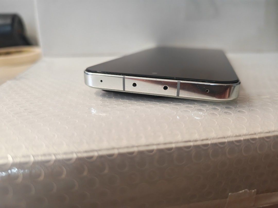 Xioami 13 (Category: Xiaomi) located in Quezon City. Submitted by tommychristian (Listing ID 1453930740, Image 2). Description: Xiaomi 13 (Global Variant) Specs: Snapdragon 8 Gen 2 processor 8GB ram 6.36" AMOLED display, 120Hz refresh rate Leica-tuned triple camera (50MP main) 4500mAh battery, 67W fast charging Xiaomi HyperOS 2.0 version 2.0.203.0.VMCMIXM / Android 15 Good condition / 8/10 — minor signs of use, fully functional. Has little scratc