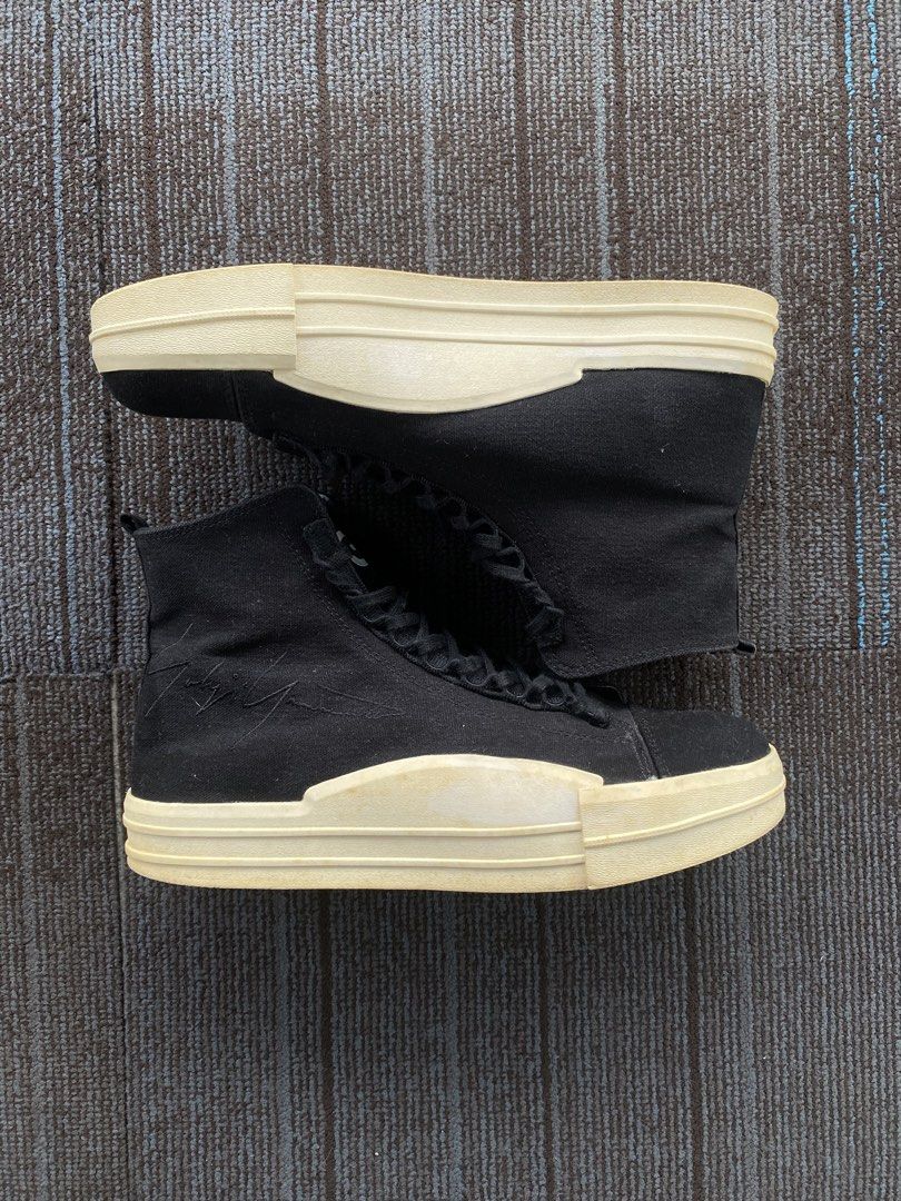 Y-3 Yuben Mid (Category: Sneakers & Footwear) located in Taguig. Submitted by offther4ck (Listing ID 1453906129, Image 2). Description: - Issue: Yellowing on the sole and broken emblem the right tongue - Size 8 1/2 US - With Qr .