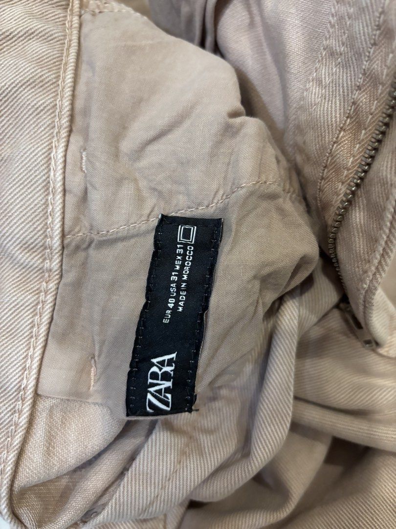 ZARA Beige Carpenter Pants (Category: Jeans) located in Manila. Submitted by zxcvbnm_100 (Listing ID 1453973583, Image 2). Description: - Zara Beige Cargo Pants - Size: EUR 40 / USA 31 / MEX 31 - Relaxed fit - Two large leg pockets - Color: Light, dusty beige - Made in Morocco - Ideal for casual wear.