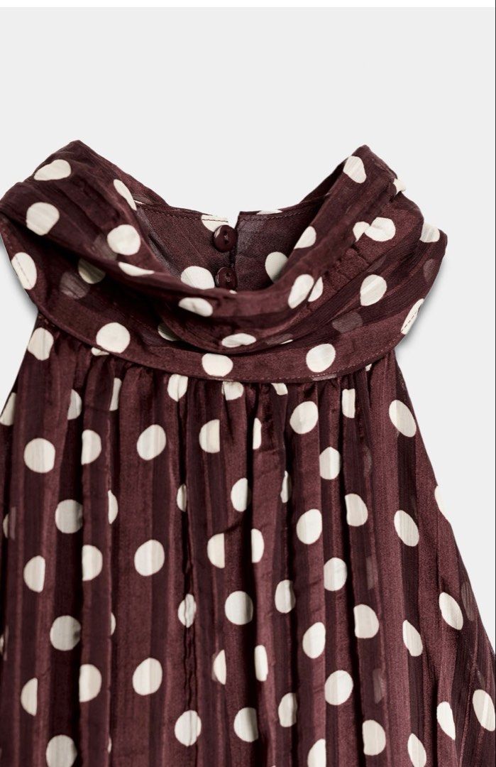 Zara Polka dot midi dress (Category: Dresses) located in Pasig City. Submitted by redeem (Listing ID 1453856298, Image 2). Description: AVAILABLE ON HAND‼️ BRAND NEW WITH TAG‼️ SIZE: SMALL Description: Halter neck dress in crinkled-effect fabric. Features an inner lining anc back fastening with an invisible zip and hidden buttons. ECRU / MAROON.