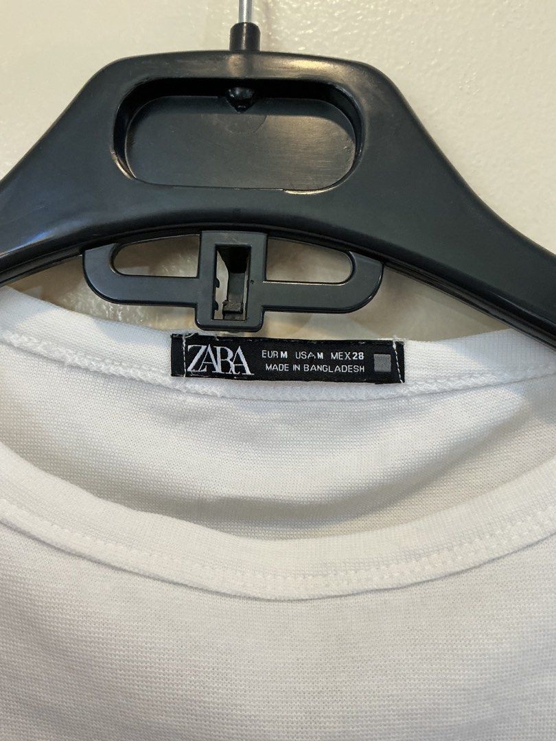 Zara White Cropped Basic Tee | Size M (Category: Others Tops) located in Quezon City. Submitted by shopabilitymnl (Listing ID 1453903907, Image 2). Description: * Brand: Zara * Size: M * Color: White * Crew neckline * Short sleeves * Cropped length * Soft stretch cotton fabric.