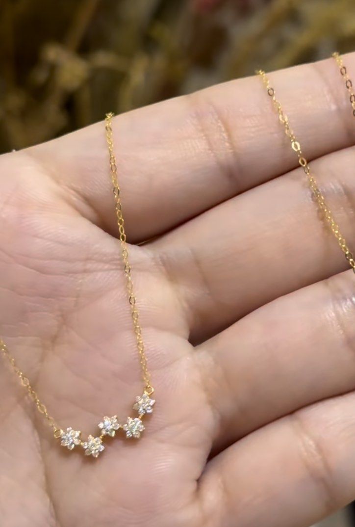 18K Gold Necklace (Category: Necklaces) located in San Carlos. Submitted by dump3d_e (Listing ID 1454103384, Image 1). Description: 16-18 inches. 18K Gold.