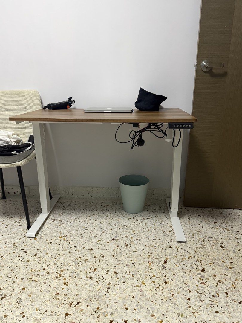 Adjustable table (Category: Tables & Sets) located in Singapore. Submitted by Fragrance_World33 (Listing ID 1454156539, Image 1). Description: Plug in to switch Adjustable table Come with chair (FREE) Rtp $350 Buyer to self collect or arrange own delivery ..