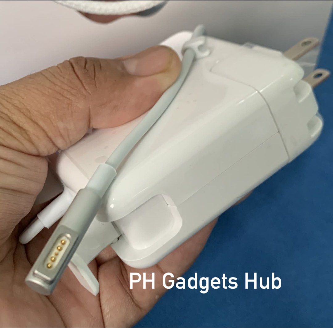 Apple MacBook 45W Charger 1st Generation (L tip) (Category: Chargers & Cables) located in San Juan City. Submitted by ph_gadgets_hub (Listing ID 1454184000, Image 3). Description: 💯% MacBook Air Charger 💯% MacBook Pro Charger The MacBook MagSafe 1st gen Adapter (L tip) efficiently charges at home, in the office, or on the go. It’s a compatible MacBook charger. 𝐅𝐋𝐀𝐒𝐇 𝐒𝐀𝐋𝐄🔥 ₱1,000 45W MacBook MagSafe 1st gen (L-Tip) Charger Brand New♥️ 