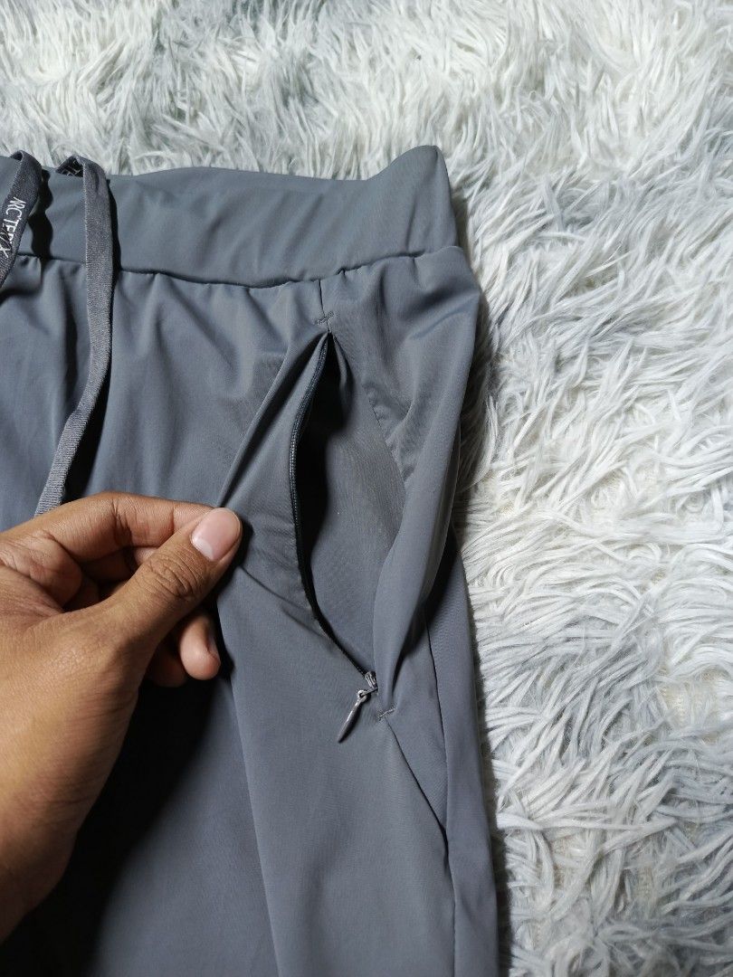 Arc'teryx Lightweight Pants (Category: Jeans) located in Manila. Submitted by swag_dealer (Listing ID 1454180161, Image 3). Description: Arc'teryx Lightweight Pants size 34 on tag Length: 40 Waist: 30-34 - Pocket Zip Authentic 💯 No issue 850+sf.