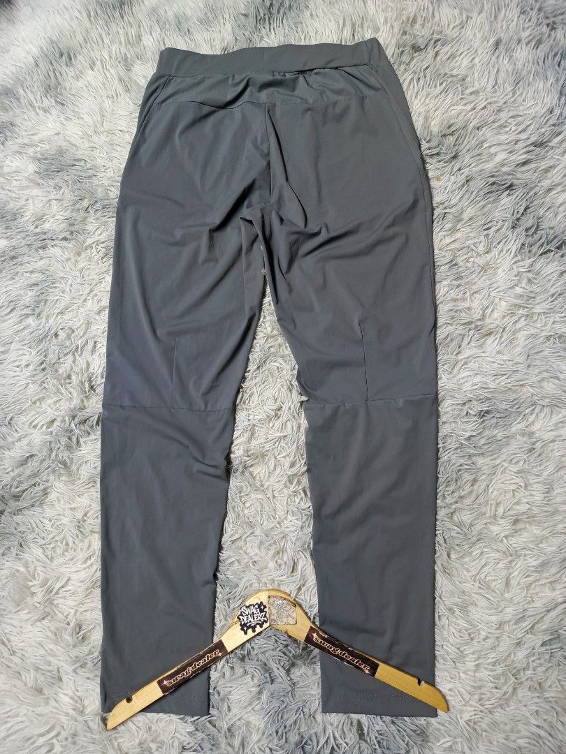 Arc'teryx Lightweight Pants (Category: Jeans) located in Manila. Submitted by swag_dealer (Listing ID 1454180161, Image 2). Description: Arc'teryx Lightweight Pants size 34 on tag Length: 40 Waist: 30-34 - Pocket Zip Authentic 💯 No issue 850+sf.