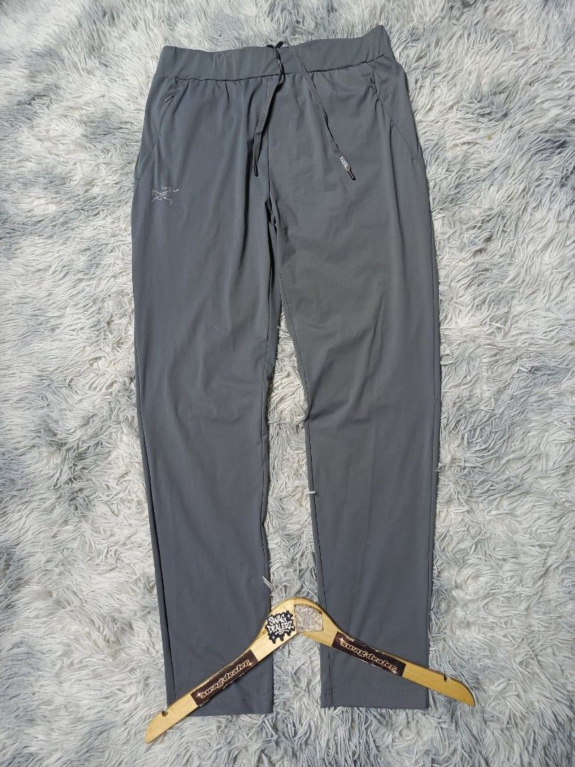 Arc'teryx Lightweight Pants (Category: Jeans) located in Manila. Submitted by swag_dealer (Listing ID 1454180161, Image 1). Description: Arc'teryx Lightweight Pants size 34 on tag Length: 40 Waist: 30-34 - Pocket Zip Authentic 💯 No issue 850+sf.