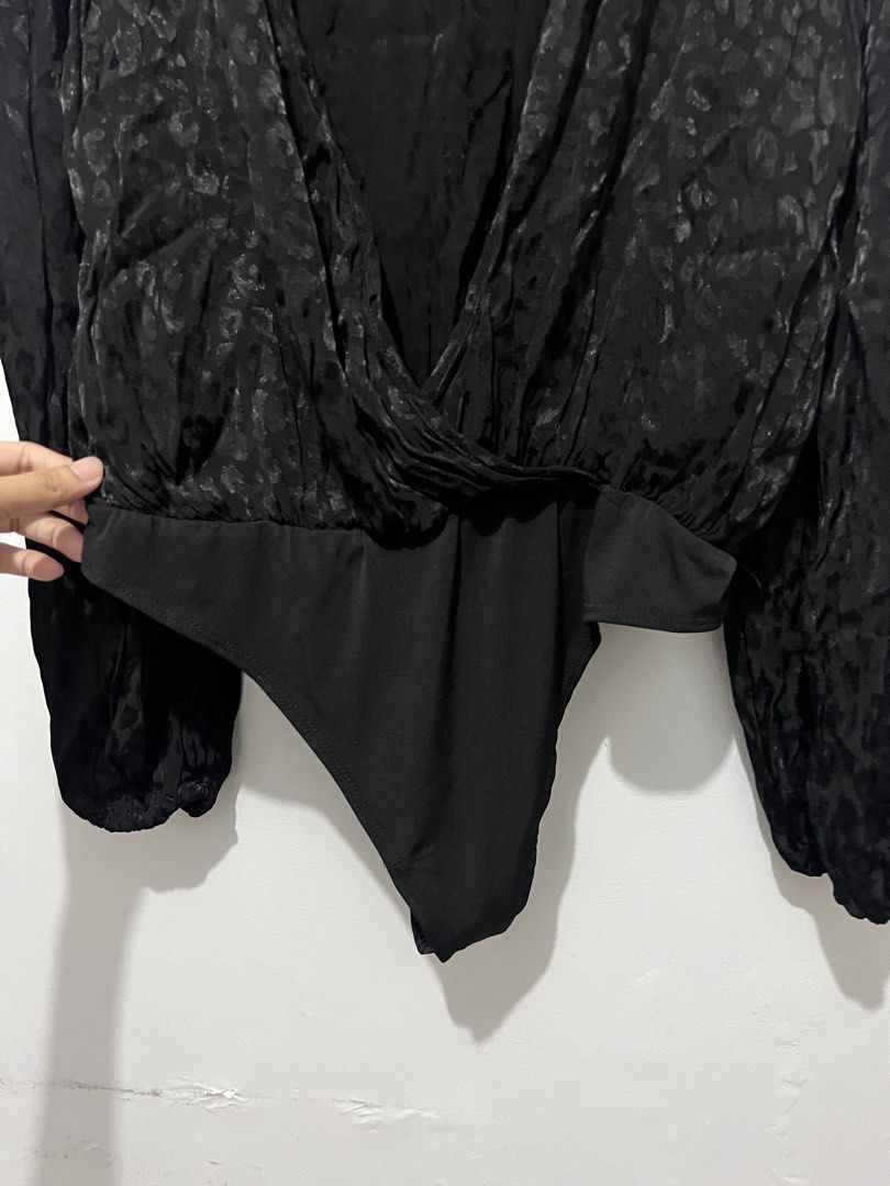 Asos Black printed deep V-neckline semiformal bodysuit (Category: Blouses) located in Manila. Submitted by justppatterns (Listing ID 1454134974, Image 3). Description: - Good for office or casual parties .