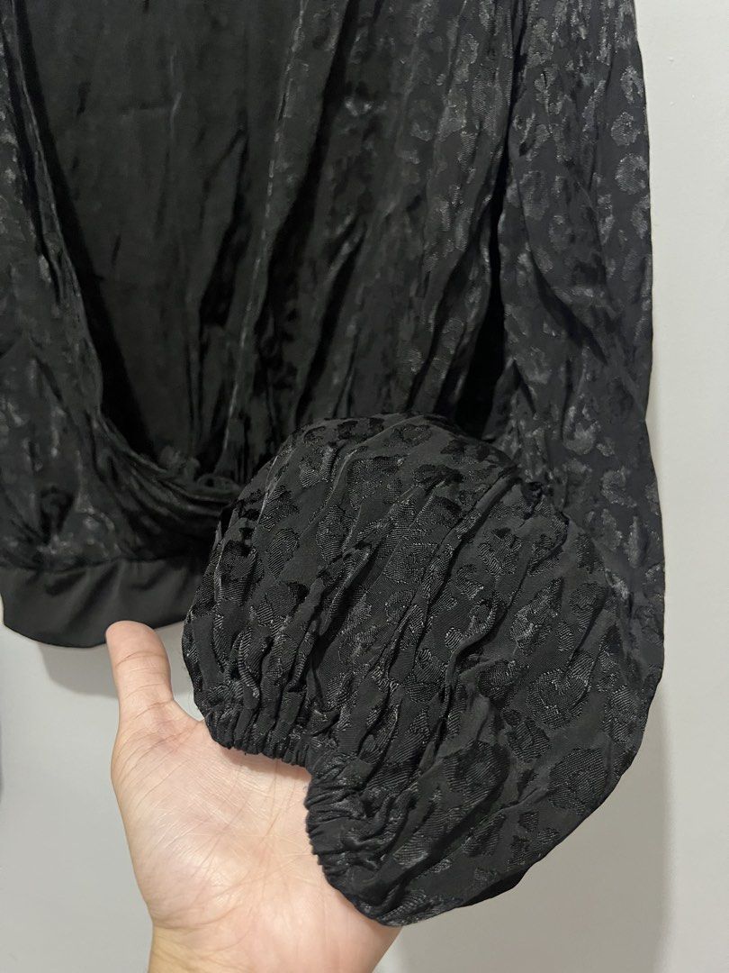 Asos Black printed deep V-neckline semiformal bodysuit (Category: Blouses) located in Manila. Submitted by justppatterns (Listing ID 1454134974, Image 2). Description: - Good for office or casual parties .