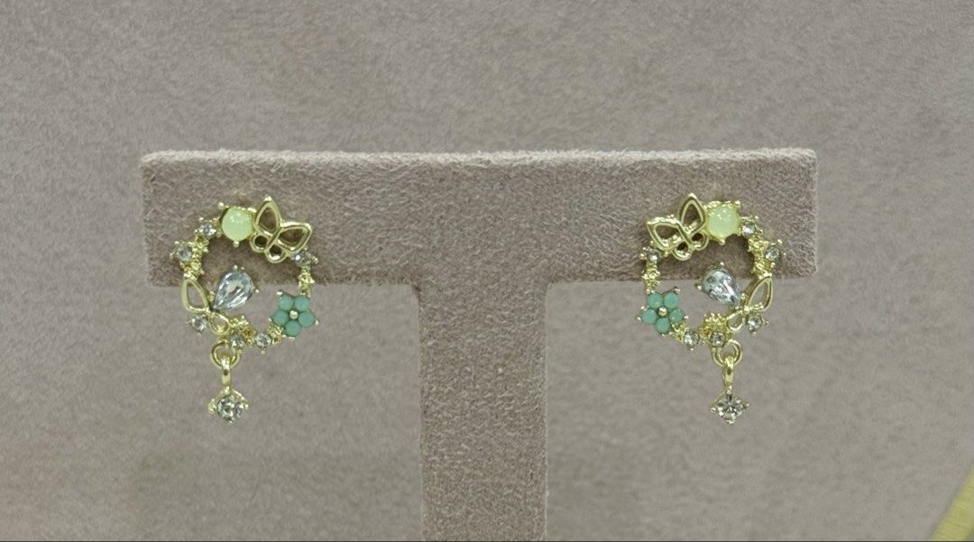 Assorted Earring (Category: Earrings) located in Singapore. Submitted by jewelryave_sg (Listing ID 1454064247, Image 3). Description: Includes: ✔️Jewelry pouch ✔️Polishing cloth.