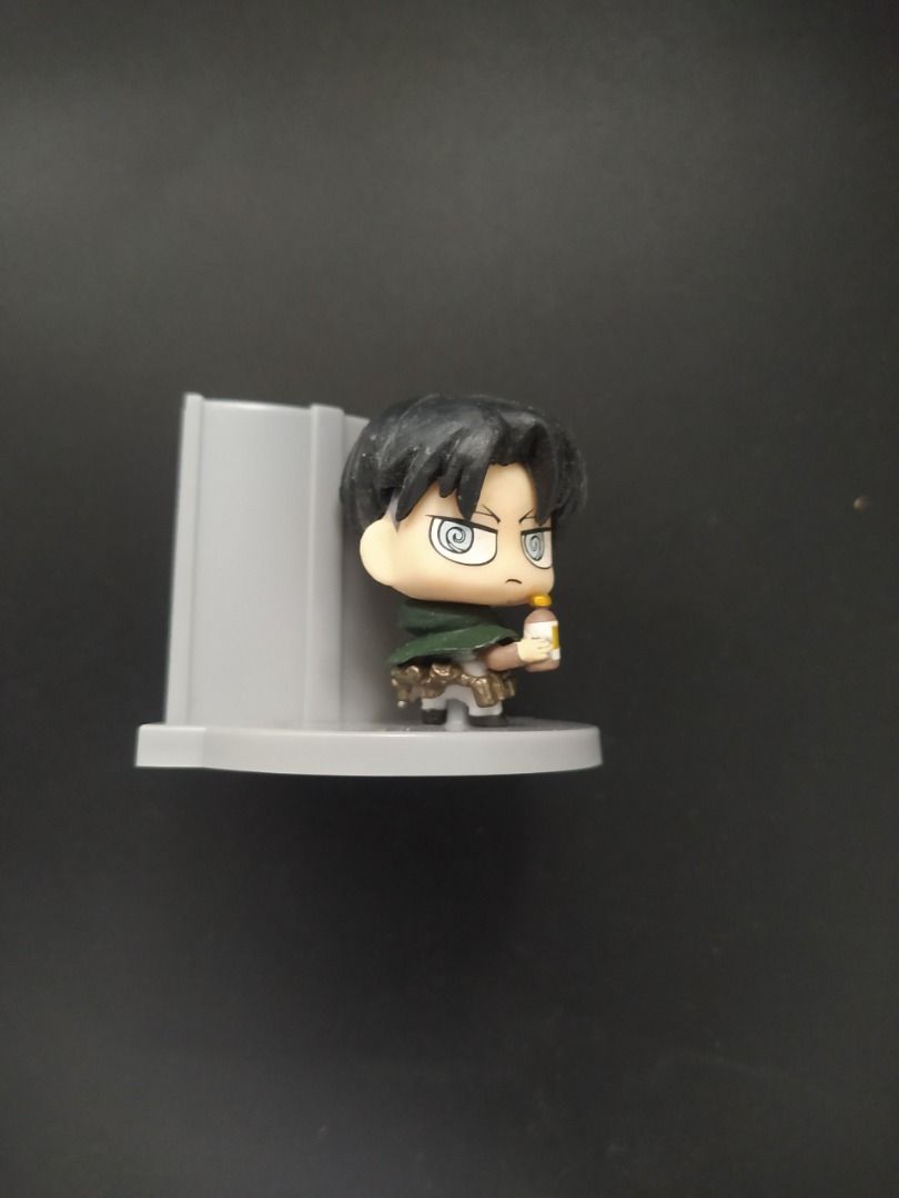 Attack on Titan Levi Original Figure Pen Stand (Category: Figurines & Statues) located in Agdangan. Submitted by enzodeklutz (Listing ID 1454038882, Image 3). Description: - Attack on Titan Levi Ackerman Chibi Figure Pen Stand - Limited edition Lipovitan D collaboration series - Features a unique vending machine-themed stand - Includes original packaging/box - Ideal collectible for Attack on Titan fans.