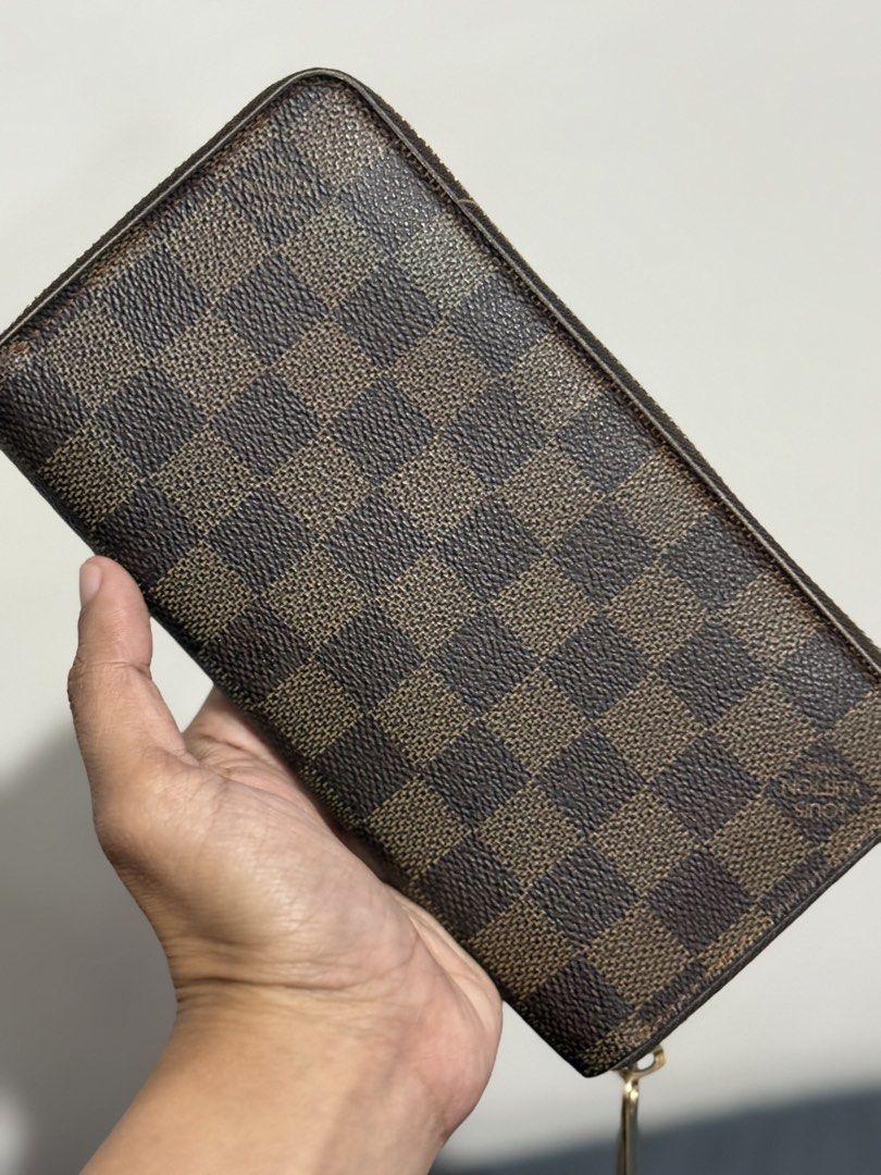 Authentic LV zippy wallet (Category: Wallets & Card Holders) located in Manila. Submitted by reg08 (Listing ID 1454028647, Image 1). Description: .