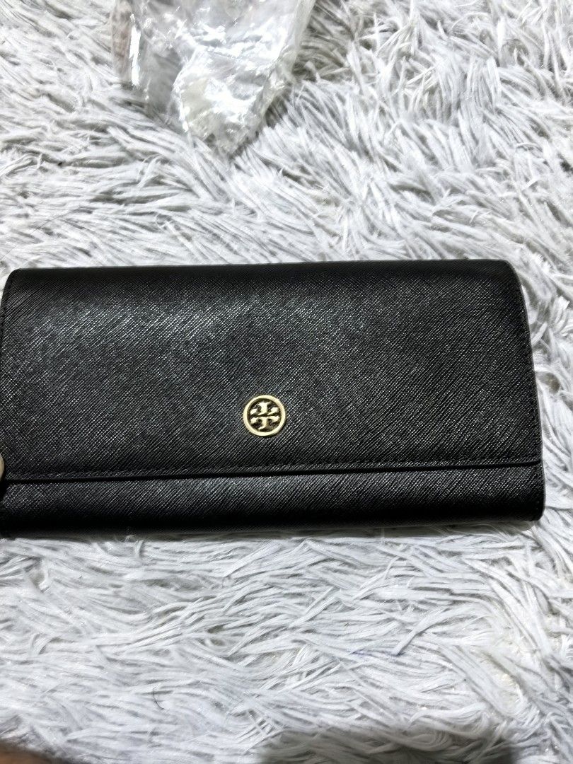 Authentic Tory Burch Continental Black Envelope Wallet (Category: Luxury Bags & Wallets) located in Batangas. Submitted by theitemspot (Listing ID 1454109921, Image 1). Description: Selling Authentic Tory Burch Wallet Very prestige condition. Like new. No Issue. Authentic..Unli pic sa gusto ng details pa. Bought from Japan.