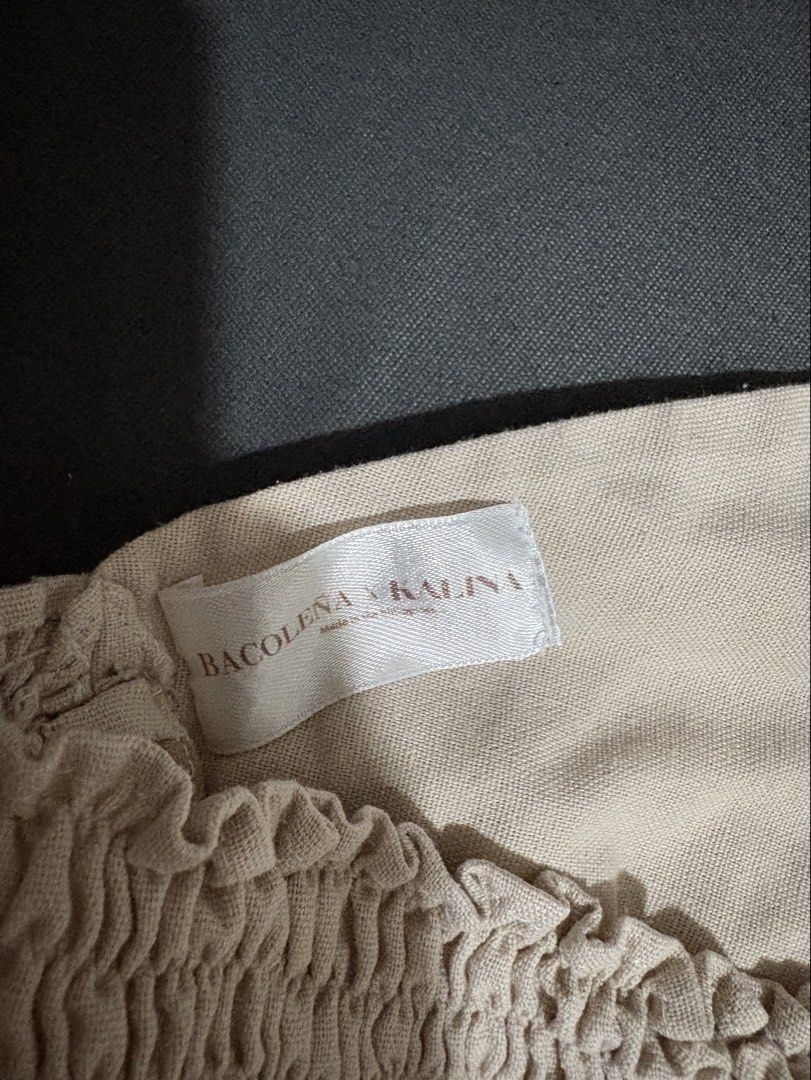 Bacoleña x Kalina Linen HalterTop (Category: Sleeveless) located in Las Pinas. Submitted by flrmz (Listing ID 1454154657, Image 3). Description: - Top from Bacoleña X Kalina collection - Smocked/ruched detail at the back - Beige Rfs: don’t like the color on me.