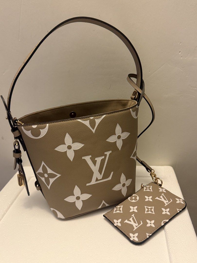 Bag (Category: Cross-body Bags) located in Singapore. Submitted by acdddim (Listing ID 1454072142, Image 3). Description: Brand new bag Never use before .