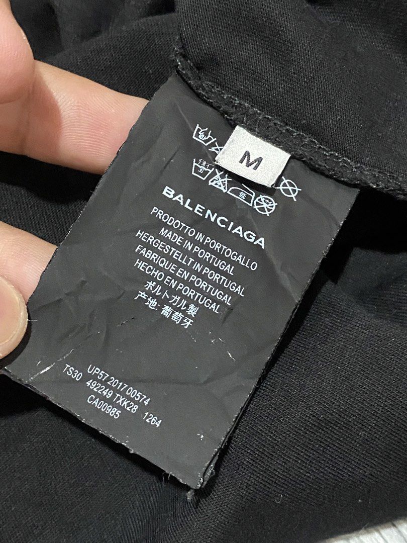 Balenciaga (Category: Looking For) located in Tarlac. Submitted by cheap.fleaaa (Listing ID 1454084888, Image 3). Description: Balenciaga✨ Width: 21 Length: 31 No issue 500 + ship Any courier Tarlac based📍.