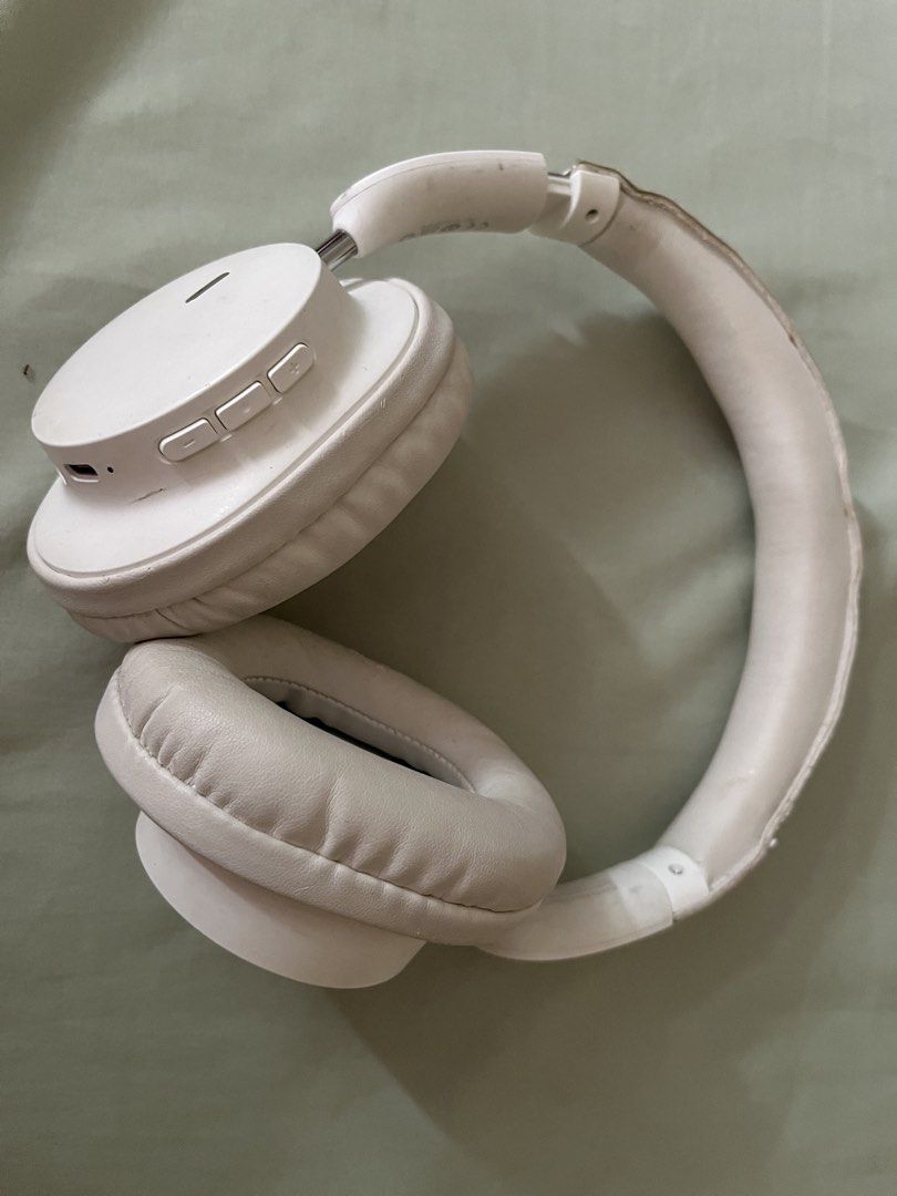 Baseus White Wireless Bluetooth Headphones (Category: Headphones & Headsets) located in Makati City. Submitted by aliyahprieto949 (Listing ID 1454009930, Image 1). Description: - White Baseus wireless Bluetooth headphones - Some signs of wear on earcups and headband - Convenient side buttons for volume and power - Fully functional and works well - Perfect for everyday listening.
