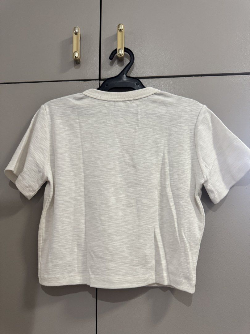 Basic White Cropped Top (Category: Shirts) located in Quezon City. Submitted by jaebaeee (Listing ID 1454141654, Image 2). Description: - Grey cropped t-shirt - Subtle textured fabric - Short sleeves - Classic crew neck - Versatile for everyday wear - Easy to pair with jeans or skirts - Great for layering.