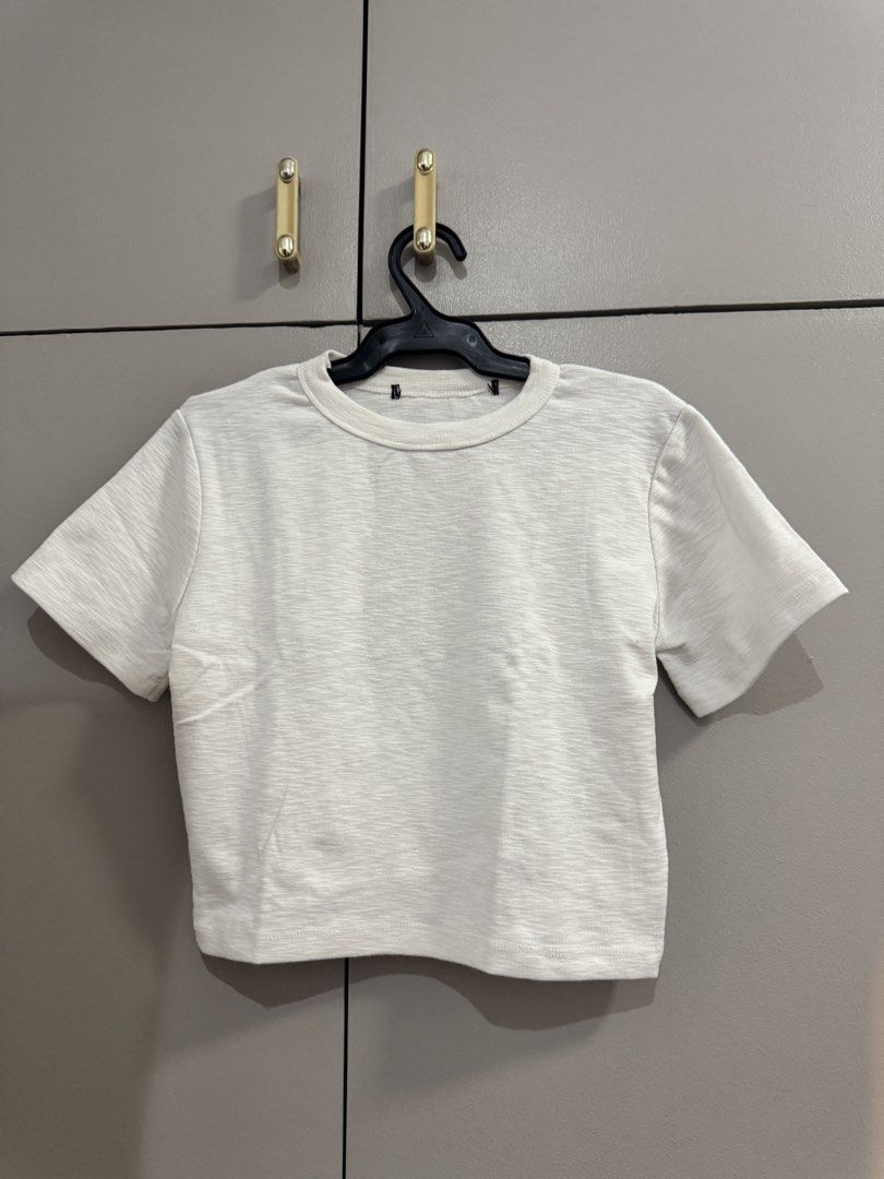 Basic White Cropped Top (Category: Shirts) located in Quezon City. Submitted by jaebaeee (Listing ID 1454141654, Image 1). Description: - Grey cropped t-shirt - Subtle textured fabric - Short sleeves - Classic crew neck - Versatile for everyday wear - Easy to pair with jeans or skirts - Great for layering.