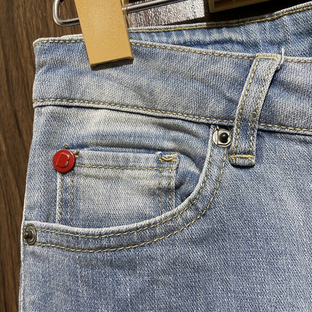 BENCH Light Wash Distressed Denim Jeans (Category: Jeans) located in Marikina City. Submitted by jeliie (Listing ID 1454100525, Image 3). Description: no issue size 26.