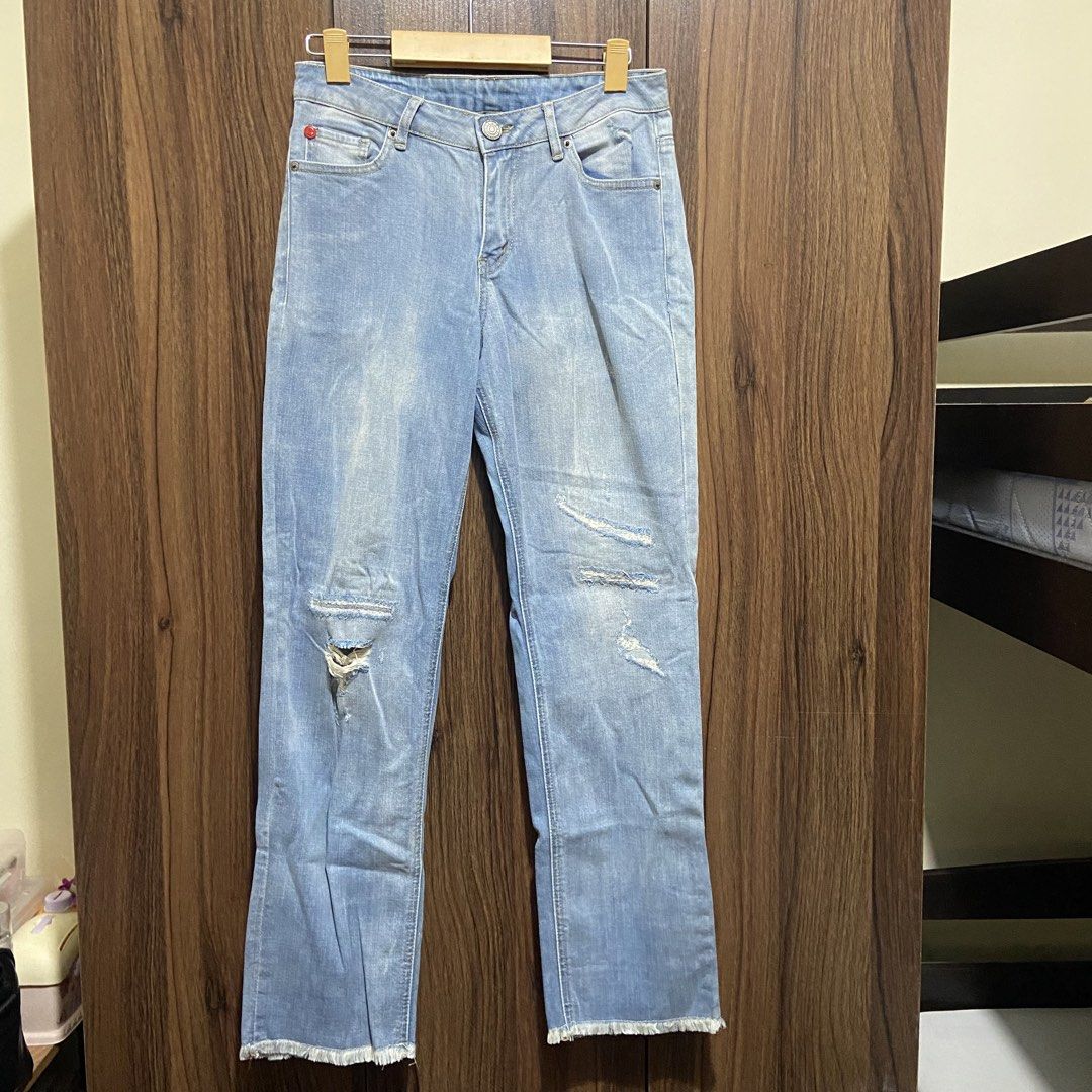 BENCH Light Wash Distressed Denim Jeans (Category: Jeans) located in Marikina City. Submitted by jeliie (Listing ID 1454100525, Image 1). Description: no issue size 26.