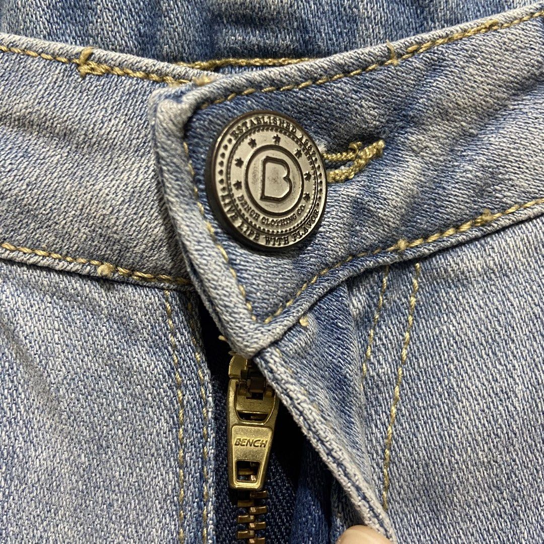 BENCH Light Wash Distressed Denim Jeans (Category: Jeans) located in Marikina City. Submitted by jeliie (Listing ID 1454100525, Image 2). Description: no issue size 26.