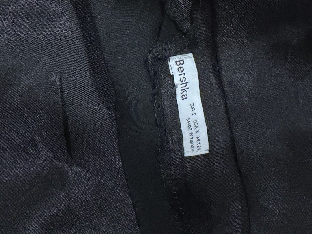 Bershka silk halter top (Category: Sleeveless) located in Davao. Submitted by declutter29731 (Listing ID 1454106279, Image 3). Description: .