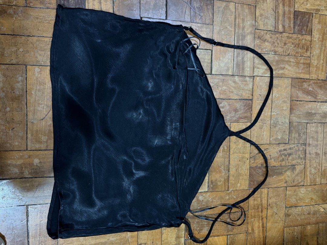 Bershka silk halter top (Category: Sleeveless) located in Davao. Submitted by declutter29731 (Listing ID 1454106279, Image 2). Description: .