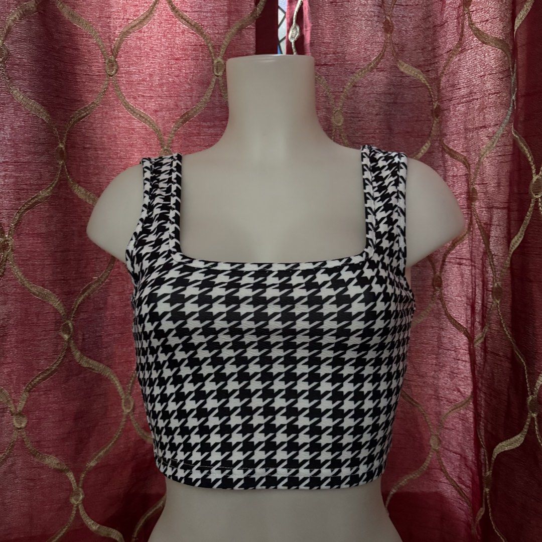 Black and White Houndstooth Print Square Neck Crop Top (Category: Blouses) located in Manila. Submitted by weya_ (Listing ID 1454094401, Image 1). Description: .
