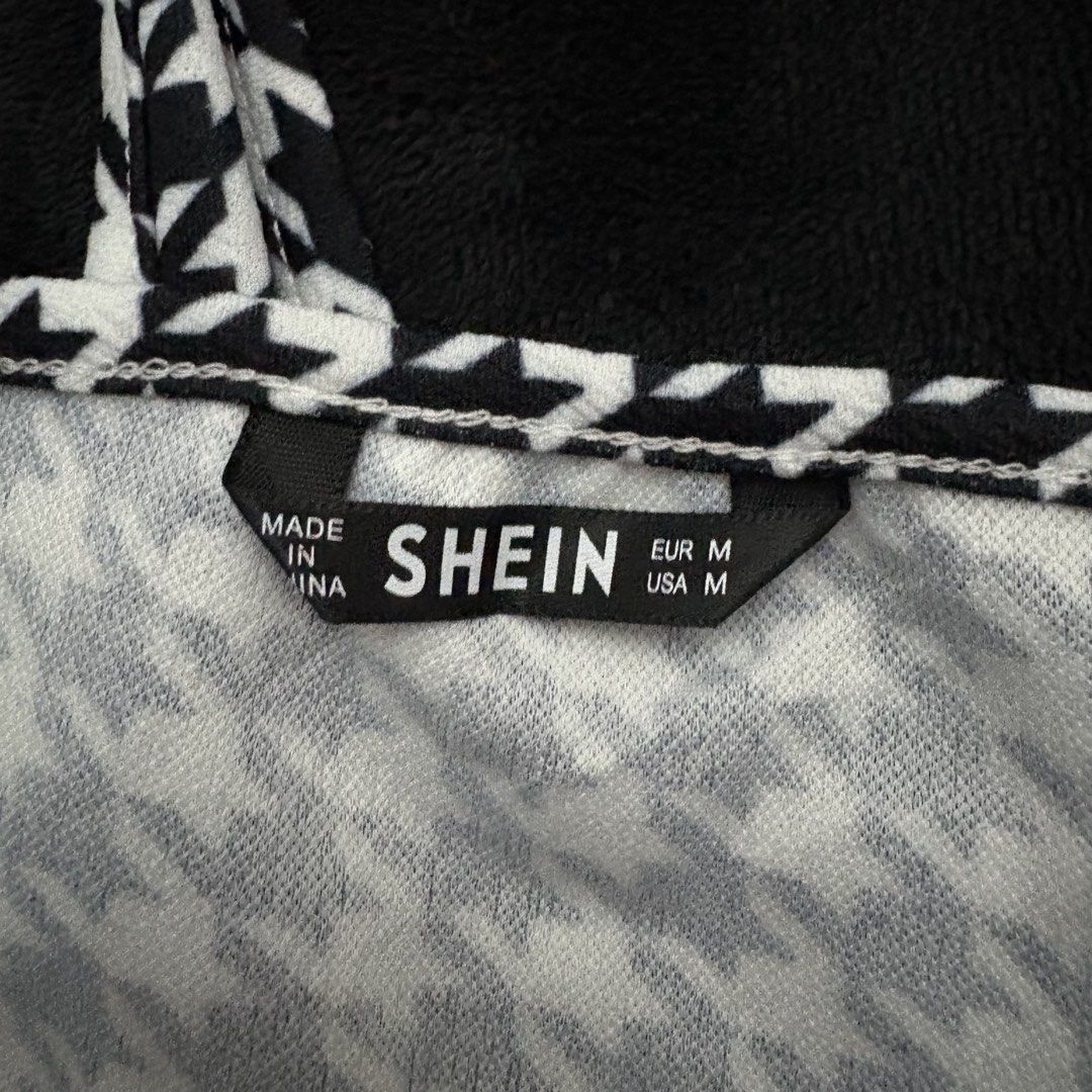 Black and White Houndstooth Print Square Neck Crop Top (Category: Blouses) located in Manila. Submitted by weya_ (Listing ID 1454094401, Image 2). Description: .