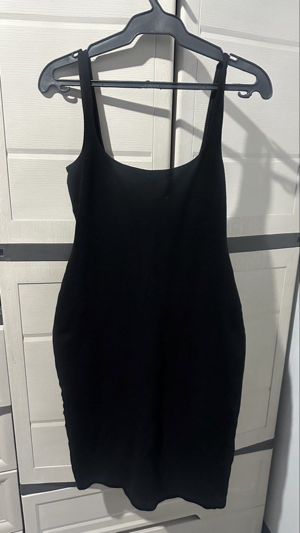 Black Bodycon Dress MidSize (Category: Dresses) located in Quezon City. Submitted by prelovedbynikoruu (Listing ID 1454132616, Image 1). Description: -Black Bodycon Dress -Body hugging -Can fit L-XL -Stretchable -Midsize to Plus size can fit .