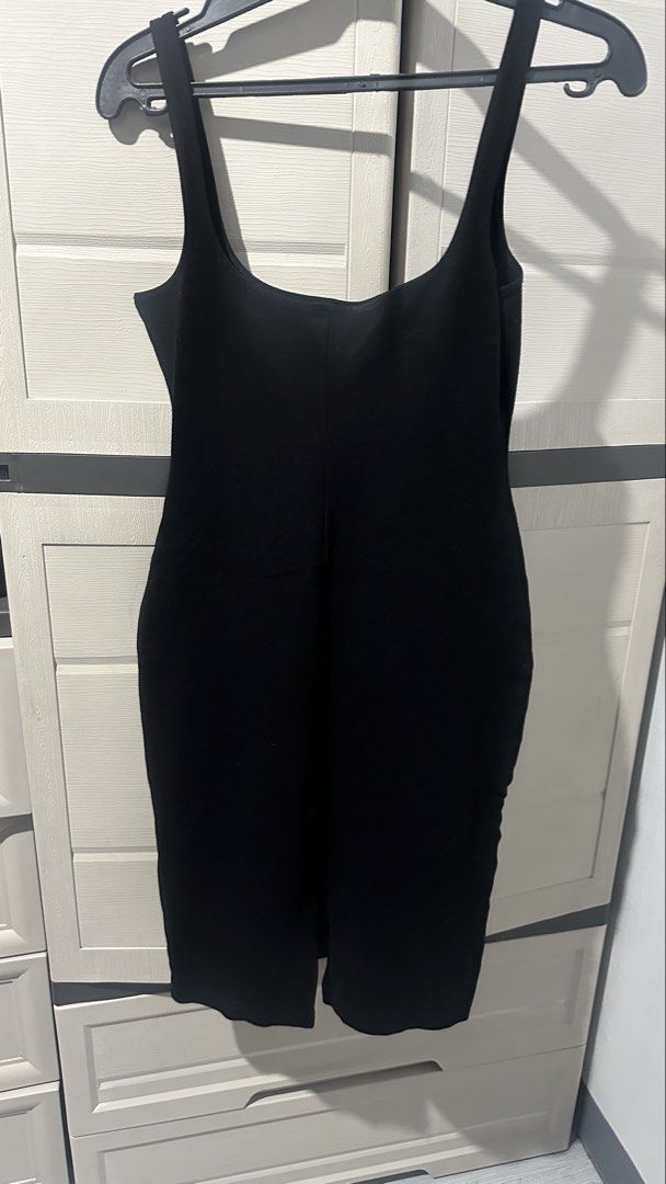 Black Bodycon Dress MidSize (Category: Dresses) located in Quezon City. Submitted by prelovedbynikoruu (Listing ID 1454132616, Image 2). Description: -Black Bodycon Dress -Body hugging -Can fit L-XL -Stretchable -Midsize to Plus size can fit .