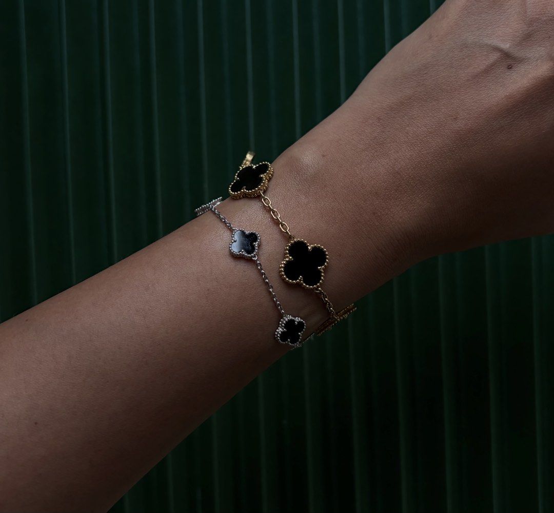 Black Onyx Clover Bracelets HK setting (Category: Bracelets) located in Cebu City. Submitted by virnee (Listing ID 1454023752, Image 3). Description: Regular - 65,000 Sweetsize - 38,000 Clover Bracelet Black Onyx 18k HK setting Regular - 15mm, more than 10g, 7-7.5” Sweetsize - 10mm, more than 4g, 6.5-7”.