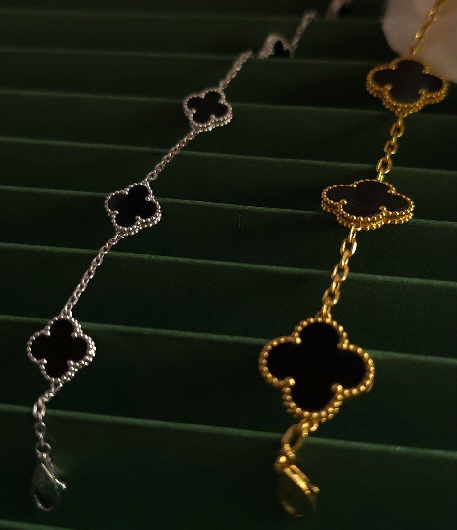 Black Onyx Clover Bracelets HK setting (Category: Bracelets) located in Cebu City. Submitted by virnee (Listing ID 1454023752, Image 2). Description: Regular - 65,000 Sweetsize - 38,000 Clover Bracelet Black Onyx 18k HK setting Regular - 15mm, more than 10g, 7-7.5” Sweetsize - 10mm, more than 4g, 6.5-7”.