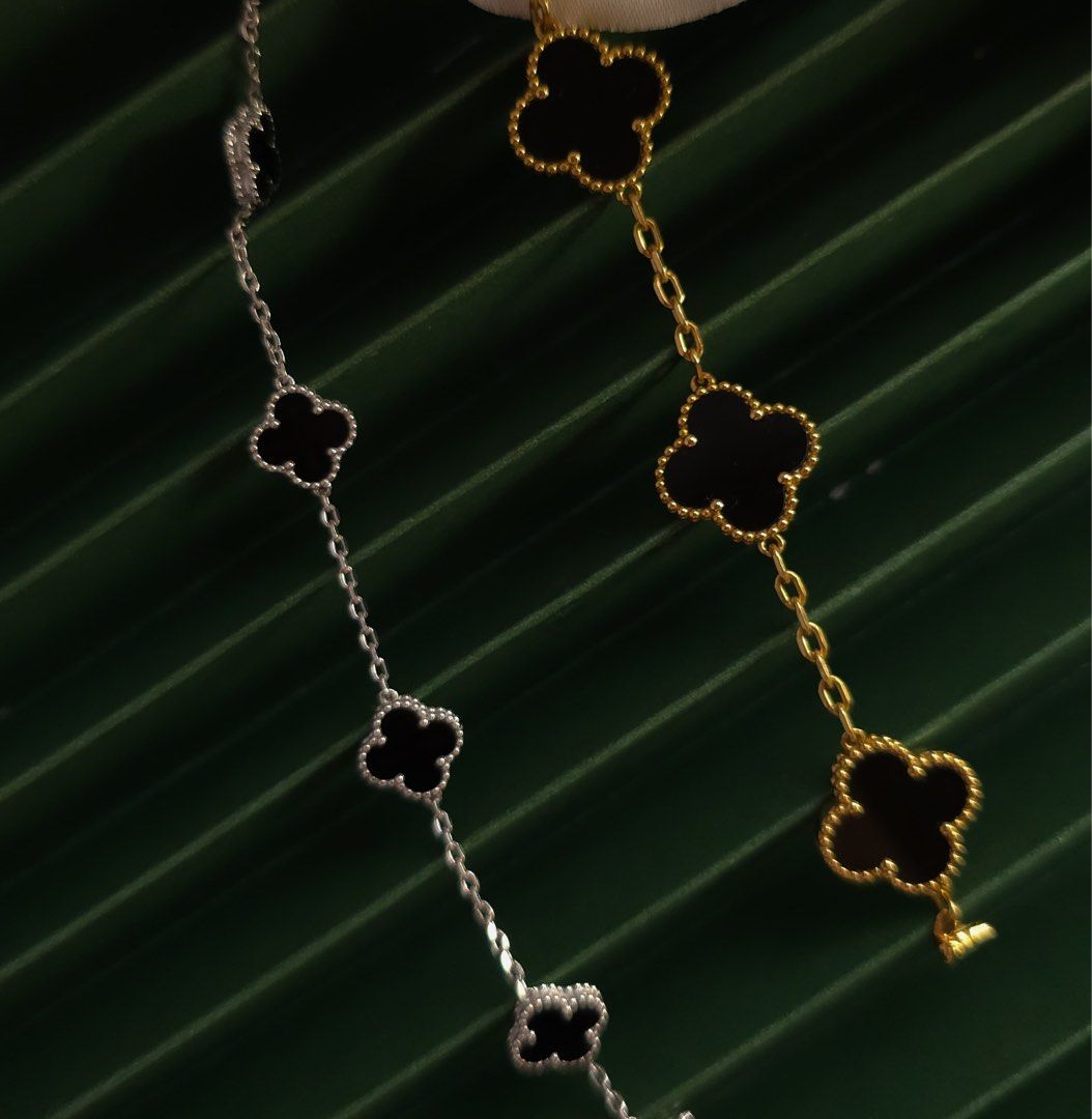 Black Onyx Clover Bracelets HK setting (Category: Bracelets) located in Cebu City. Submitted by virnee (Listing ID 1454023752, Image 1). Description: Regular - 65,000 Sweetsize - 38,000 Clover Bracelet Black Onyx 18k HK setting Regular - 15mm, more than 10g, 7-7.5” Sweetsize - 10mm, more than 4g, 6.5-7”.