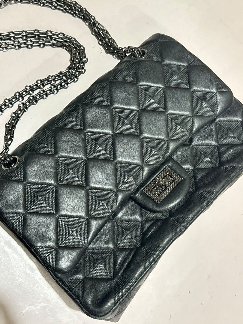 Black Quilted Leather Chain Shoulder Bag (Category: Shoulder Bags) located in Pasig City. Submitted by chaiselects (Listing ID 1454158846, Image 1). Description: .