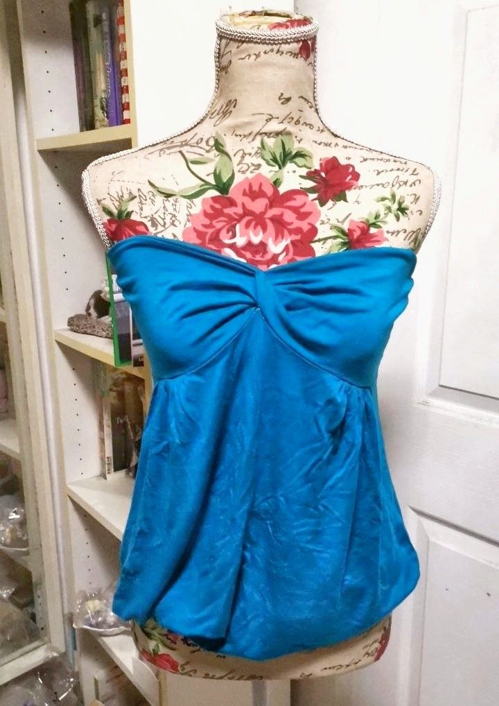 Blue Tube Top (Category: Longsleeves) located in Manila. Submitted by faiirytale (Listing ID 1454051915, Image 2). Description: - Color: Vibrant Blue - Style: Tube Top - Size: Medium (EU 38 / UK 10 / US 6) - Features: Flattering ruched detail at the bust - Material: Soft and stretchy fabric - Condition: Excellent, pre-loved.