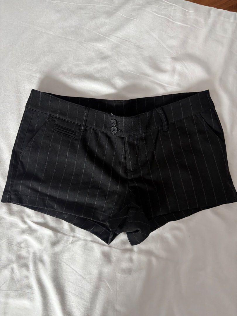 Brandy Melville Black Pinstripe Shorts (Category: Shorts) located in Makati City. Submitted by argatant (Listing ID 1454069842, Image 1). Description: - BRAND NEW WITH TAG ‼️‼️‼️ Brandy Melville black pinstripe shorts - Double button closure at the front - Two front pockets - Two back pockets - Versatile for casual or dressed-up looks - Size: fits S - M.