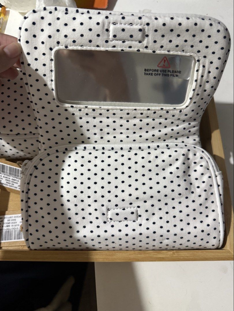 Brandy Melville Makeup Bag (Category: Purses & Pouches) located in Quezon City. Submitted by _spicymayo (Listing ID 1454081246, Image 2). Description: .