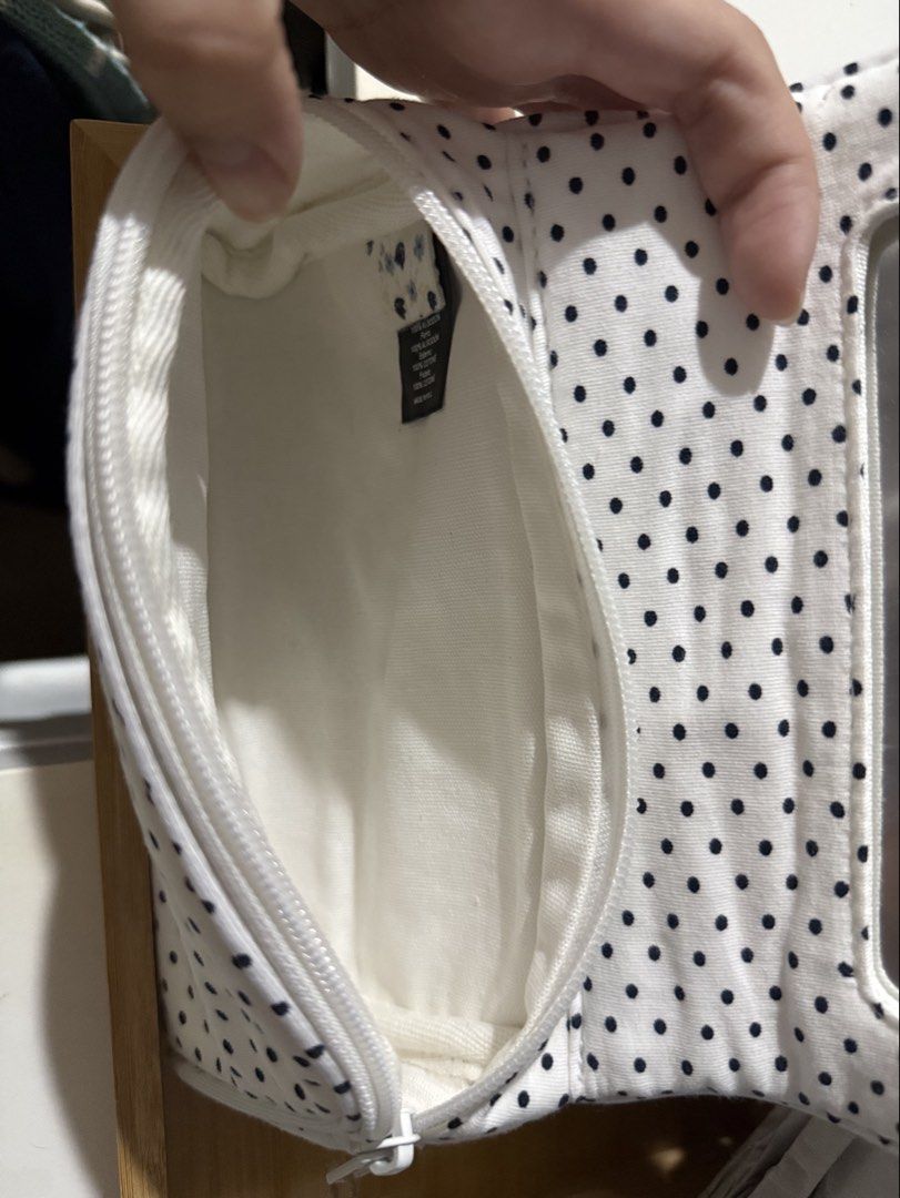 Brandy Melville Makeup Bag (Category: Purses & Pouches) located in Quezon City. Submitted by _spicymayo (Listing ID 1454081246, Image 3). Description: .
