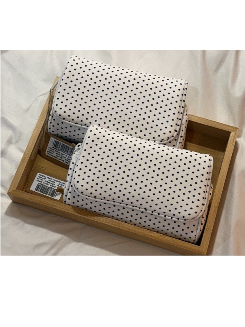 Brandy Melville Makeup Bag (Category: Purses & Pouches) located in Quezon City. Submitted by _spicymayo (Listing ID 1454081246, Image 1). Description: .